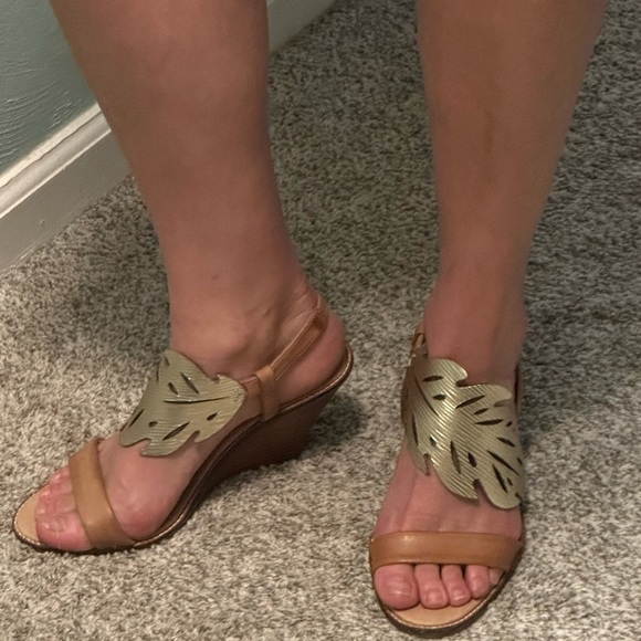 Tommy Bahama Shoes - TOMMY BAHAMA Gold leaf leather wedge sandal sz 9